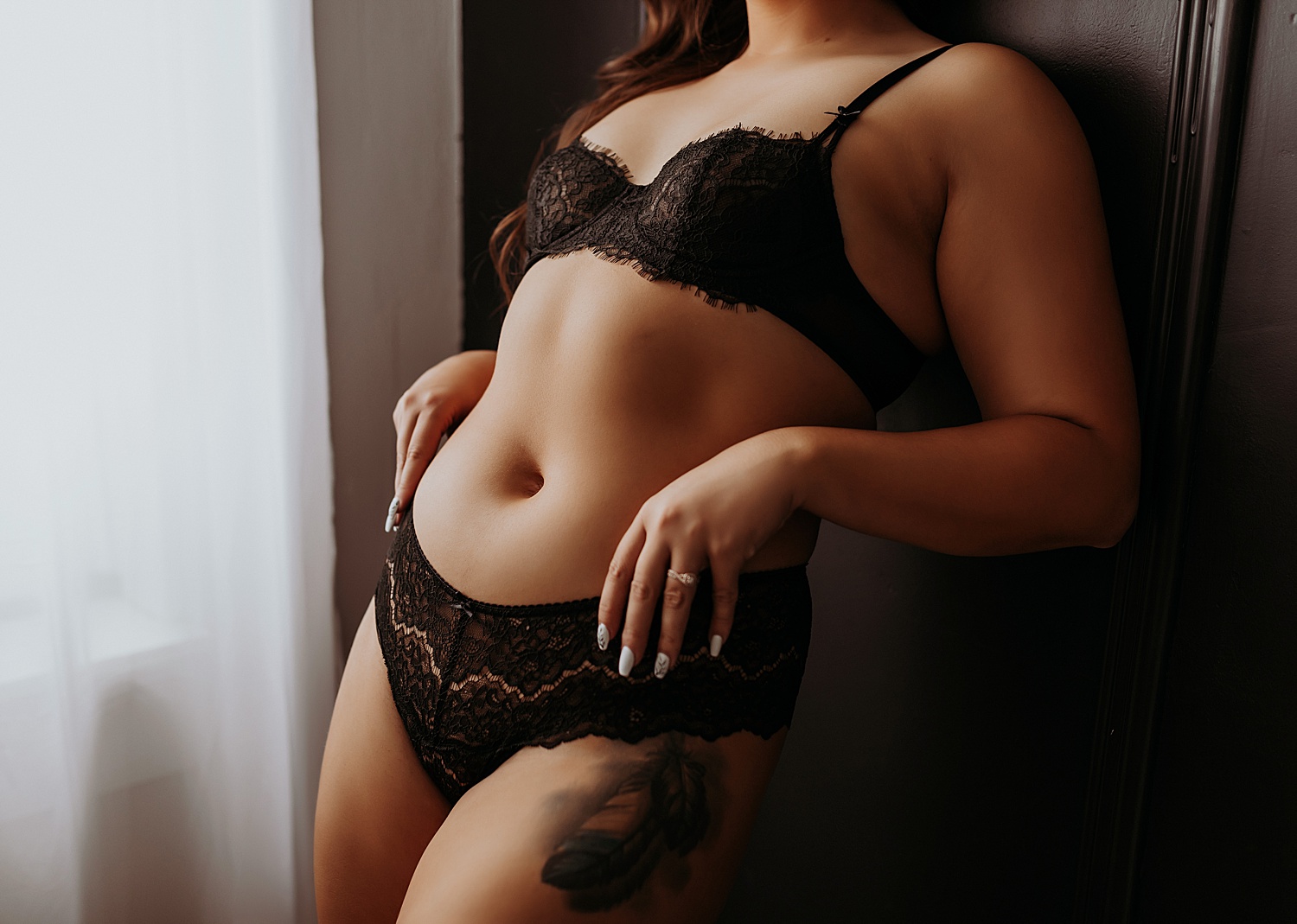 Lady in black lace bra by Minneapolis Boudoir Photographer