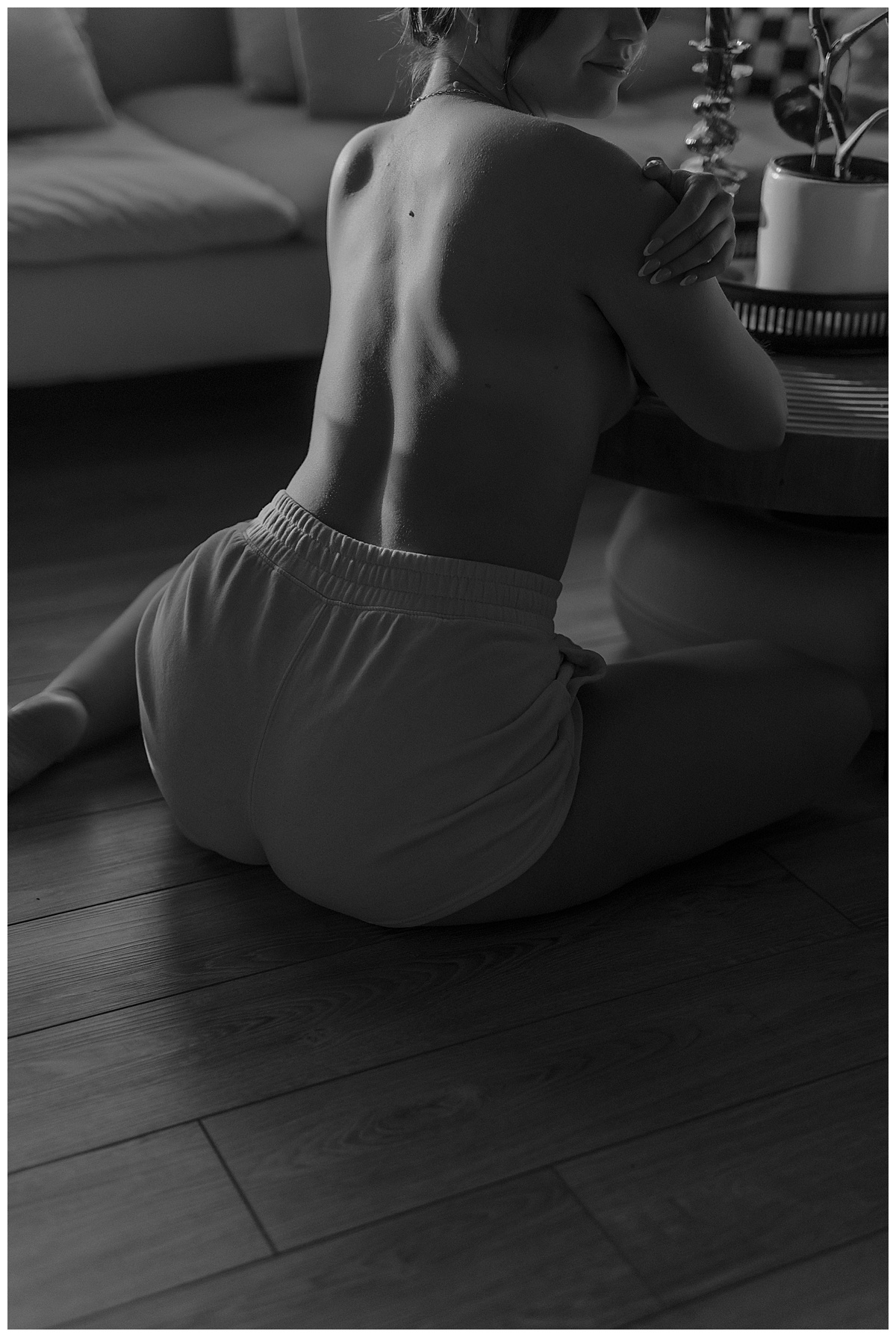 https://marycastillophotography.com/wp-content/uploads/sites/17718/2024/09/Minneapolis-boudoir-photographer-inhomesession_0024.jpg