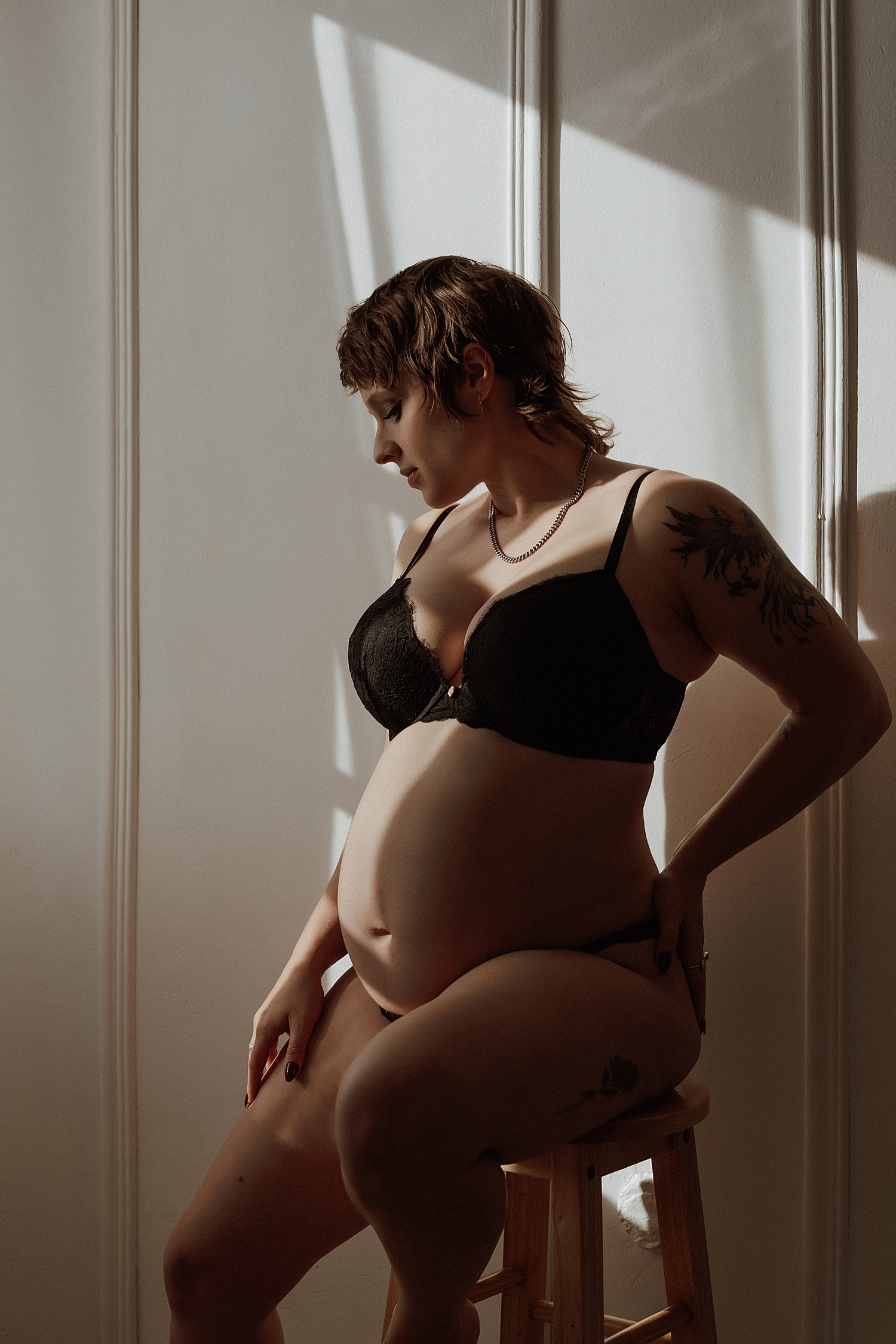 woman in black bra and underwear on stool by Minneapolis boudoir photographer